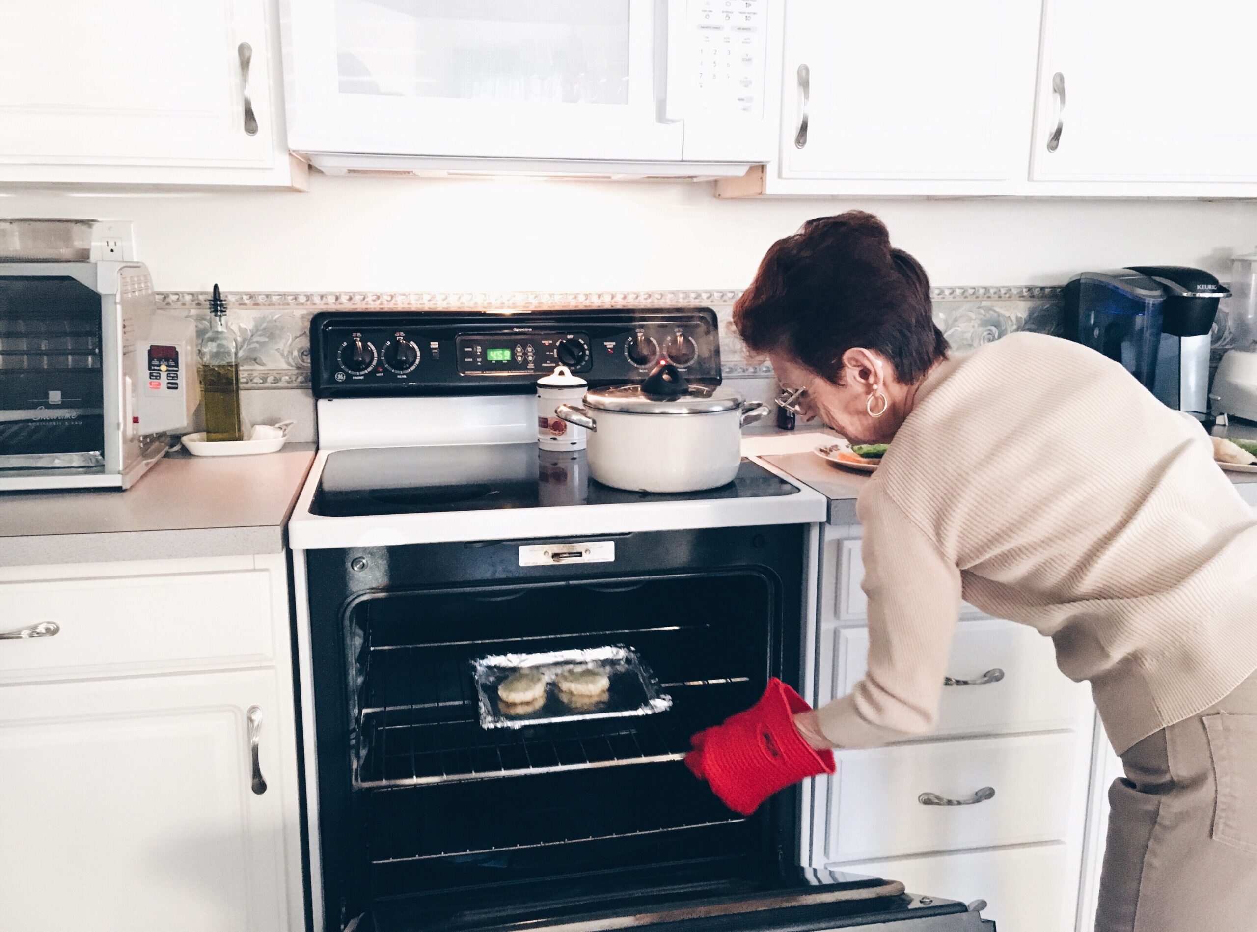 Why Does My Gas Oven Smells Like Gas When Turned On (FIND OUT!)