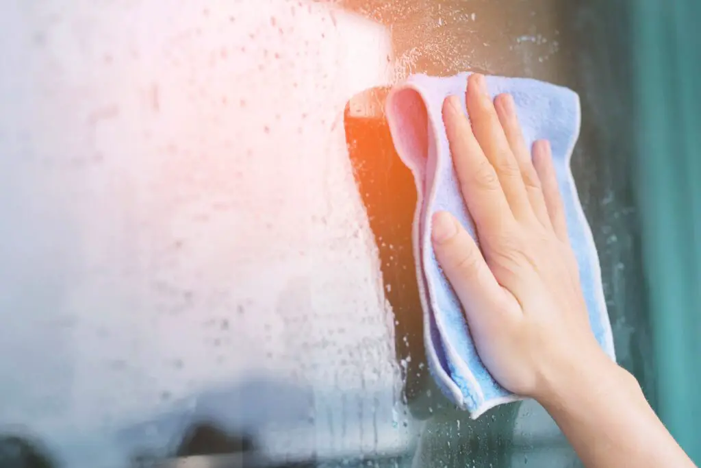 Clean Glass Shower Doors With Vinegar and Baking Soda