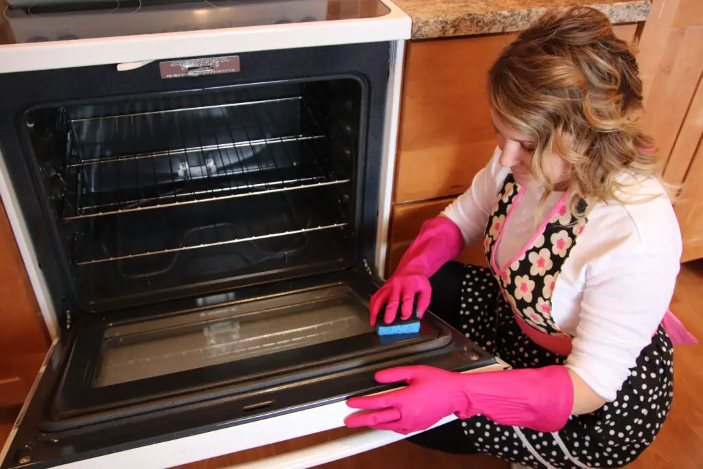 How To Clean Your Home Oven Using Baking Soda And Vinegar?