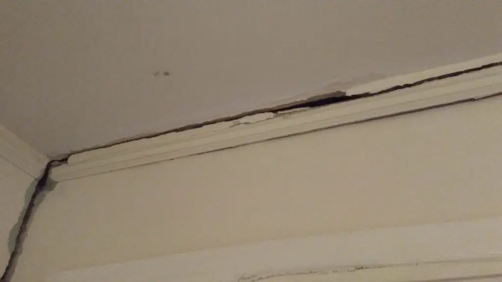Gap Crack between walls - Types Of Ceiling Cracks With Pictures
