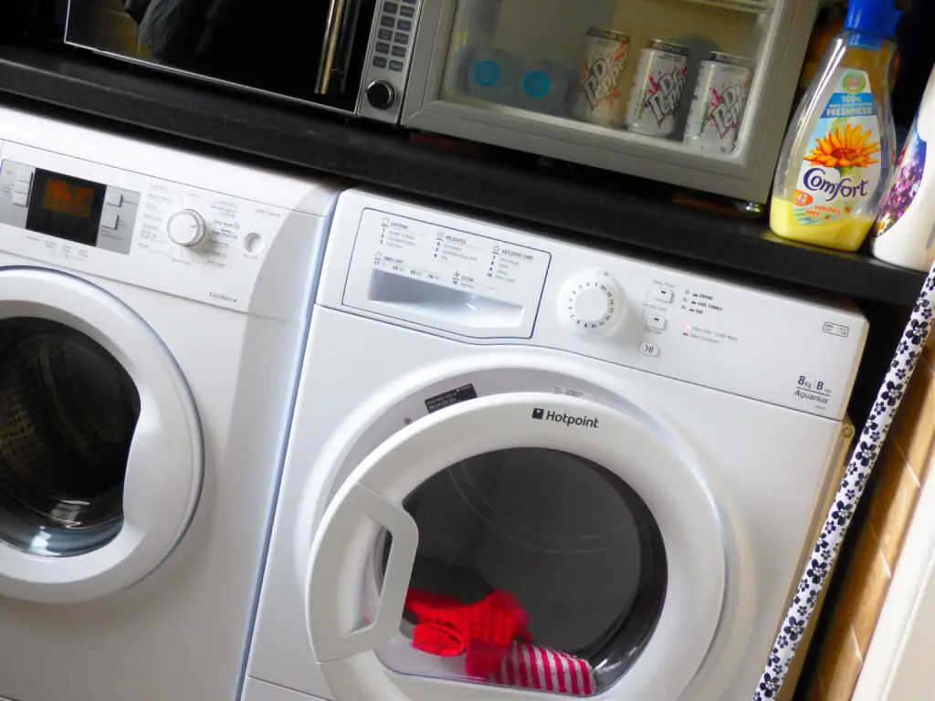utility-room-laundry-electrical-appliances-white-automatic-washer-and-tumble-dryer-side-by-side_t20_pYwmPW